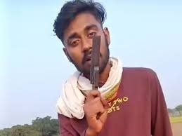 Rewa News: रीवा में युवक का अवैध कट्टा लहराते वीडियो वायरल, पुलिस को दी खुली चुनौती