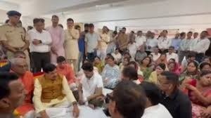 MP News: इंदौर अग्निकांड पर सीएम का एक्शन, पीड़ितों से मुलाकात के बाद जांच के दिए निर्देश