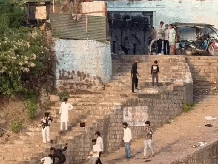 Rewa News: रीवा में बदमाशों ने सरेआम किशोर को डंडों से पीटा, दहशत फैलाने के लिए खुद वायरल किया वीडियो