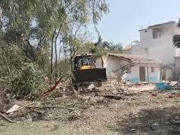 Rewa News: रीवा में हाई कोर्ट के आदेश पर चला बुलडोजर तालाब की जमीन से अतिक्रमण हटा