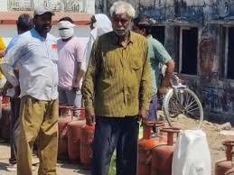 Satna News: सतना में एलपीजी सिलेंडर बुकिंग में दिक्कत सीधे गैस एजेंसियों पर पहुंचे लोग