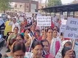 Satna News: सतना में टीईटी छूट की मांग को लेकर शिक्षकों का प्रदर्शन, राष्ट्रपति को ज्ञापन सौंपा