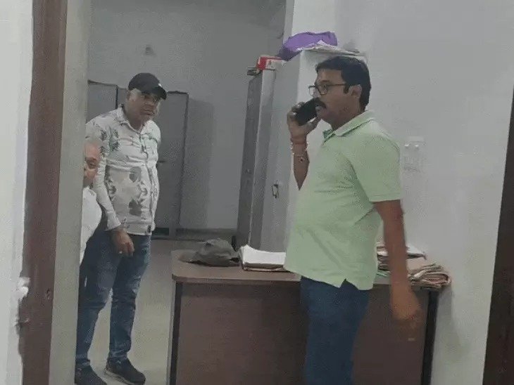 Rewa News: रीवा में SDM कार्यालय के अंदर बाबू शराब पीते कैमरे में कैद, जांच के बाद कार्रवाई की तैयारी