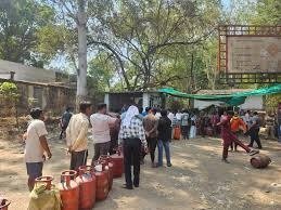 MP News: छिंदवाड़ा में एलपीजी सिलेंडर के लिए लगी लंबी कतारें, पुलिस की निगरानी में हुआ वितरण