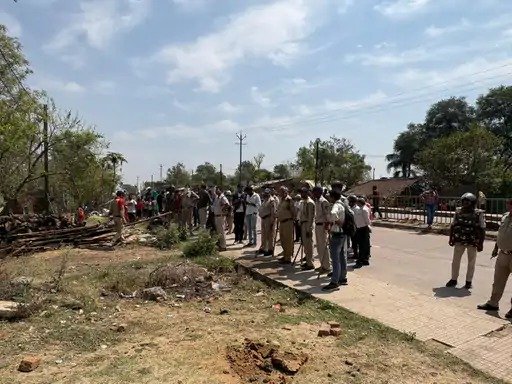 Rewa News: रीवा में हाईकोर्ट के आदेश पर तालाब की जमीन से अतिक्रमण हटाने की कार्रवाई शुरू