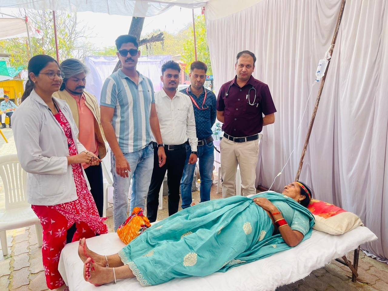 MP News: मैहर रोपवे पर महिला श्रद्धालु की तबीयत बिगड़ी, स्वास्थ्य टीम ने तुरंत किया आपातकालीन इलाज