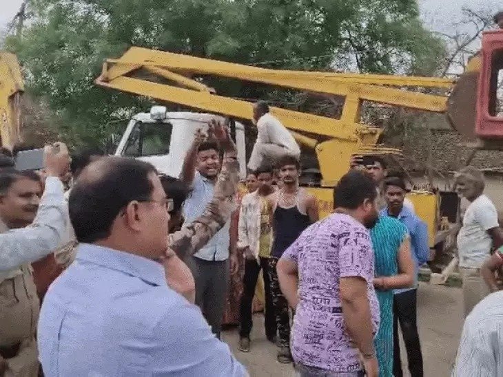 Rewa News: रीवा में नीम चौराहे पर अतिक्रमण हटाने के लिए प्रशासन ने बुलडोजर चलाया