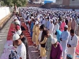 Rewa News: रीवा में ईद-उल-फितर हर्षोल्लास के साथ मनाई गई, नमाज के बाद गले मिलकर दी बधाई