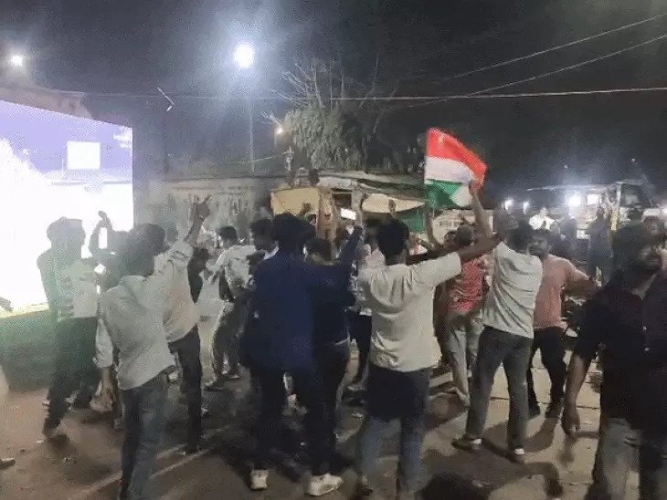 Rewa News: रीवा मे टी-20 विश्व कप में भारत की जीत पर जश्न, सड़कों पर उतरे हजारों क्रिकेट प्रेमी