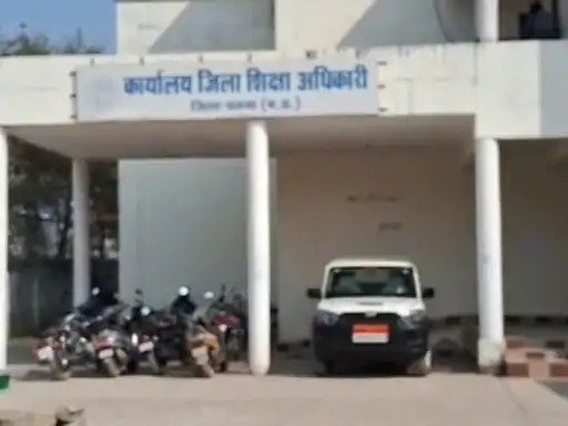 Satna News: सतना के स्कूल में शिक्षकों की लापरवाही उजागर, एपीसी ने वीडियो बनाकर किया खुलासा