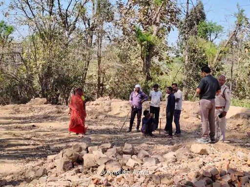 Satna News: सतना में अतिक्रमण हटाने की कार्रवाई आदिवासी महिलाओं के विरोध के कारण स्थगित