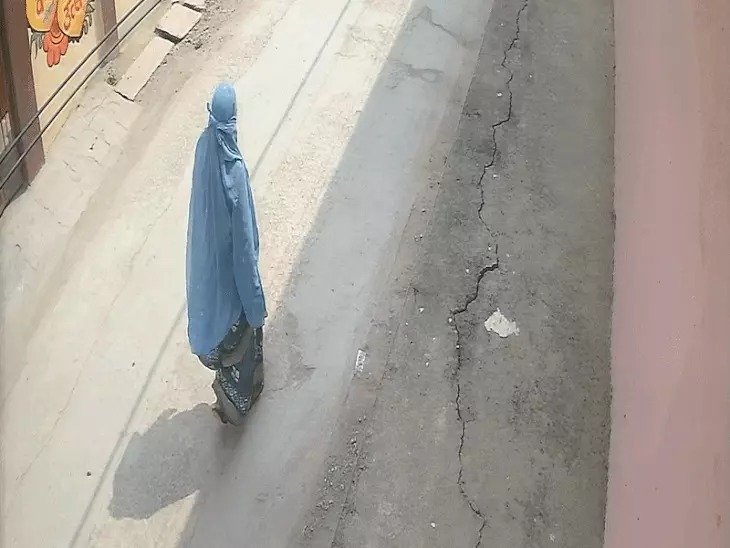 Rewa News: रीवा में संदिग्ध गतिविधि से दहशत महिला के भेष में घूमते दिखे पुरुष