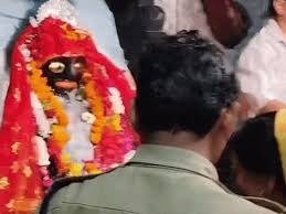 Rewa News: रीवा के रानी तालाब कालिका मंदिर में उमड़ी श्रद्धालुओं की भीड़, भोर से लगी लंबी कतारें