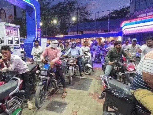 Rewa News: रीवा में ईंधन संकट की अफवाह से मची अफरा-तफरी, सुबह 5 बजे से पेट्रोल पंपों पर लंबी कतारें