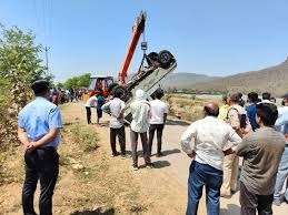 Sidhi News: सीधी में बड़ा हादसा टला, नहर में गिरी बोलेरो; ड्राइवर ने तैरकर बचाई जान