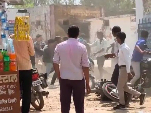 Sidhi News: सीधी में स्कूल के बाहर छात्रों से मारपीट, वीडियो वायरल दो घायल