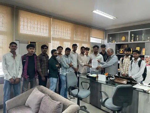 MP News: आरजीपीवी कैंटीन में सब्जी में छिपकली मिलने का दावा, छात्रों का हंगामा