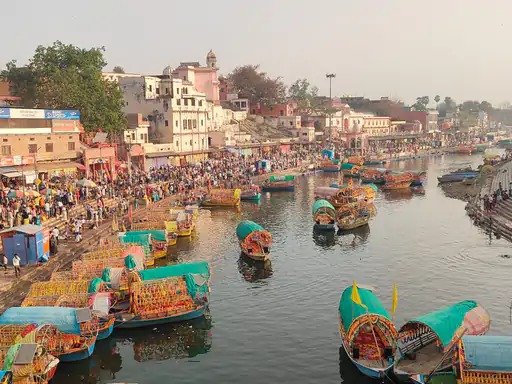 Satna News: चित्रकूट में चैत्र अमावस्या पर उमड़ा जनसैलाब, लाखों श्रद्धालुओं ने किया स्नान