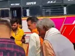 Sidhi News: सीधी के भवरसेन पहाड़ पर तेज रफ्तार बस ने बाइक को टक्कर मारी, खाई में गिरने से बची बस