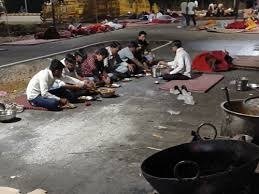 MP News: रतलाम में करणी सेना का सड़क पर धरना, रातभर फोरलेन पर डटे रहे कार्यकर्ता