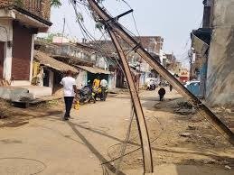 Sidhi News: सीधी में तेंदू पत्ता लदा ट्रक पोल से टकराया, 250 घरों की बिजली बाधित