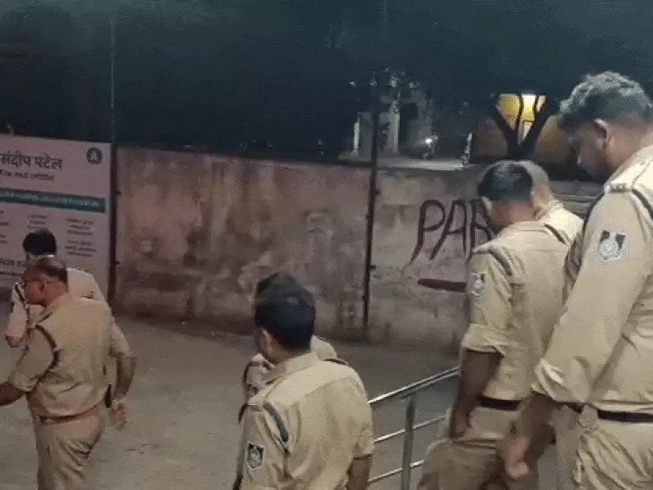 Rewa News: रीवा में नवरात्रि की कलश यात्रा में चली गोली, कैमरामैन गंभीर रूप से घायल