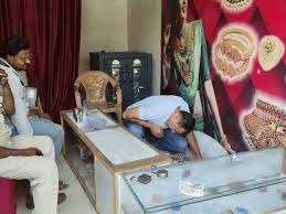 Rewa News: रीवा में ज्वेलरी दुकान का ताला तोड़कर चोरी, लाखों के आभूषण पार