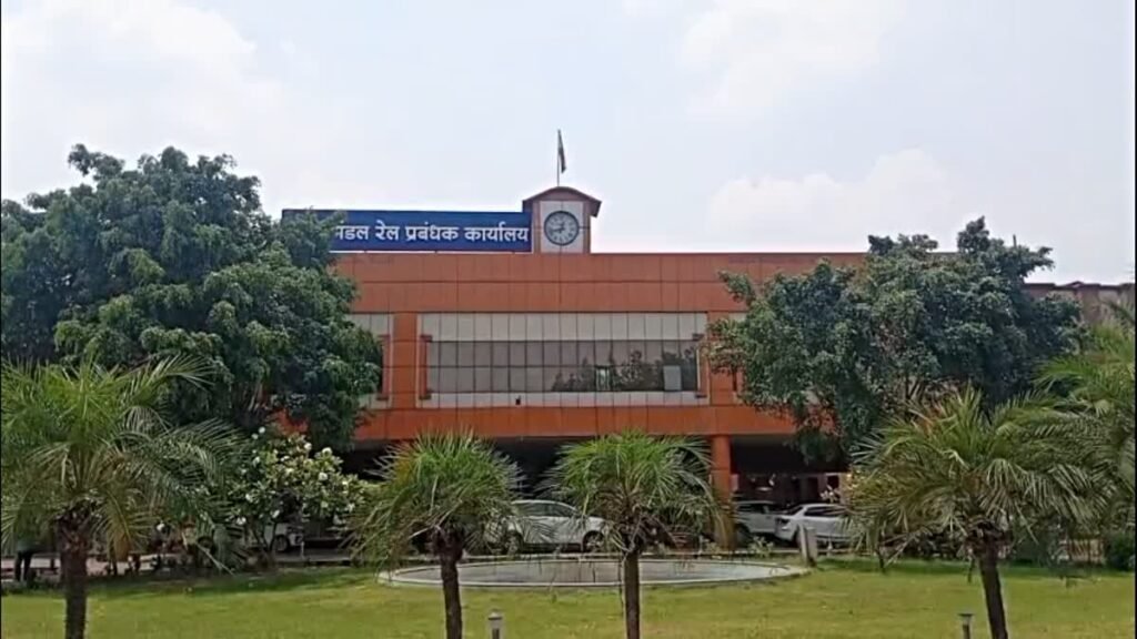 CG News: वित्तीय वर्ष 2025-26 में रायपुर रेल मंडल ने दिखाया शानदार प्रदर्शन, राजस्व और सुविधाओं में बंपर वृद्धि