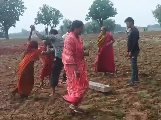 Mauganj News: मऊगंज में पट्टे की जमीन पर विवाद, महिला ने मारपीट और जातिसूचक गालियां देने का लगाया आरोप