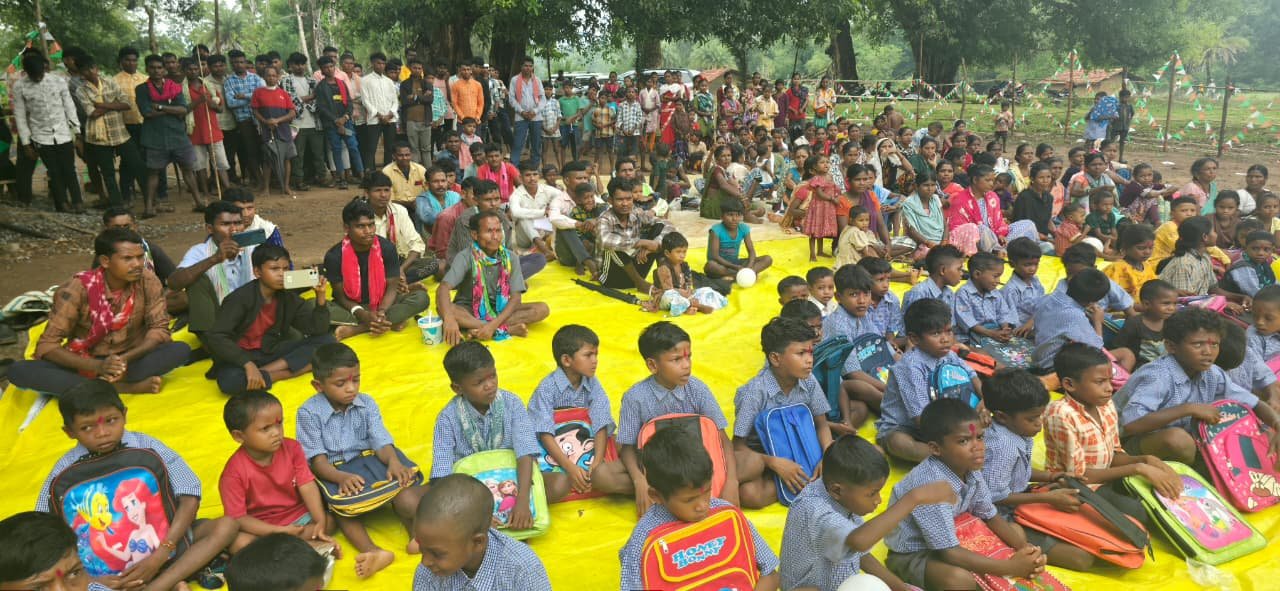 CG News: बीजापुर के 11 गांवों में शिक्षा की नई शुरुआत, वर्षों बाद बच्चों को गांव में ही मिला स्कूल